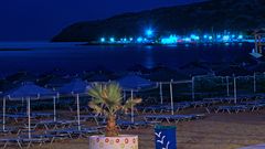 Strand und Hafen Falaraki bei Nacht