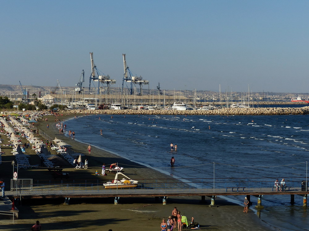 Strand und Hafen in Larnaca