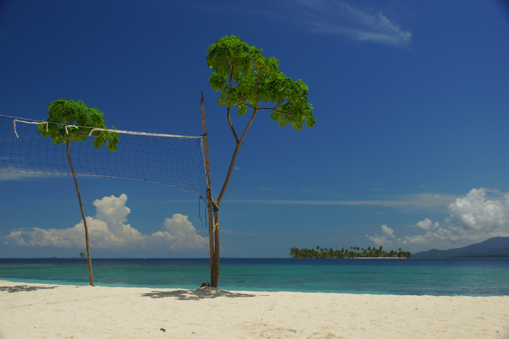 Strand und improvisiertes Volleyballnetz auf den San Blas Inseln in Panama, Karibik