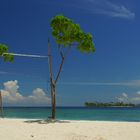 Strand und improvisiertes Volleyballnetz auf den San Blas Inseln in Panama, Karibik