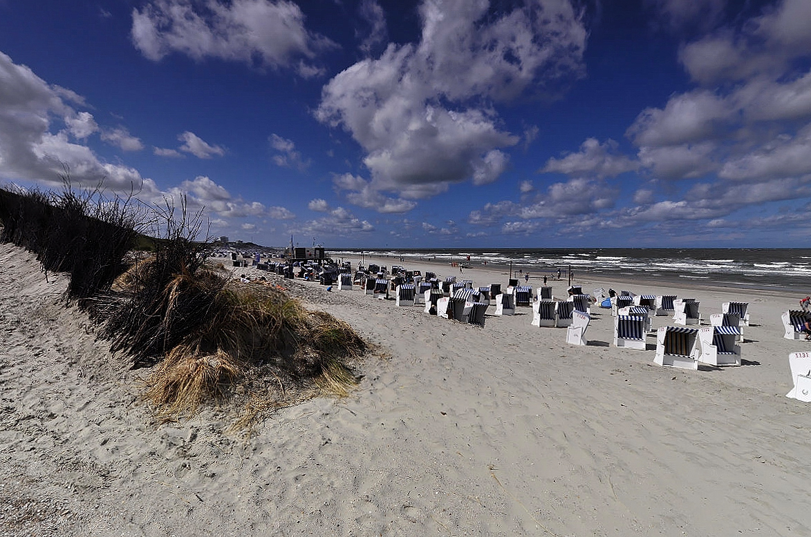 Strand und Körbe