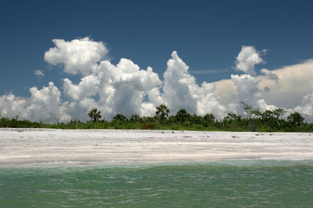 Strand und Quellwolken