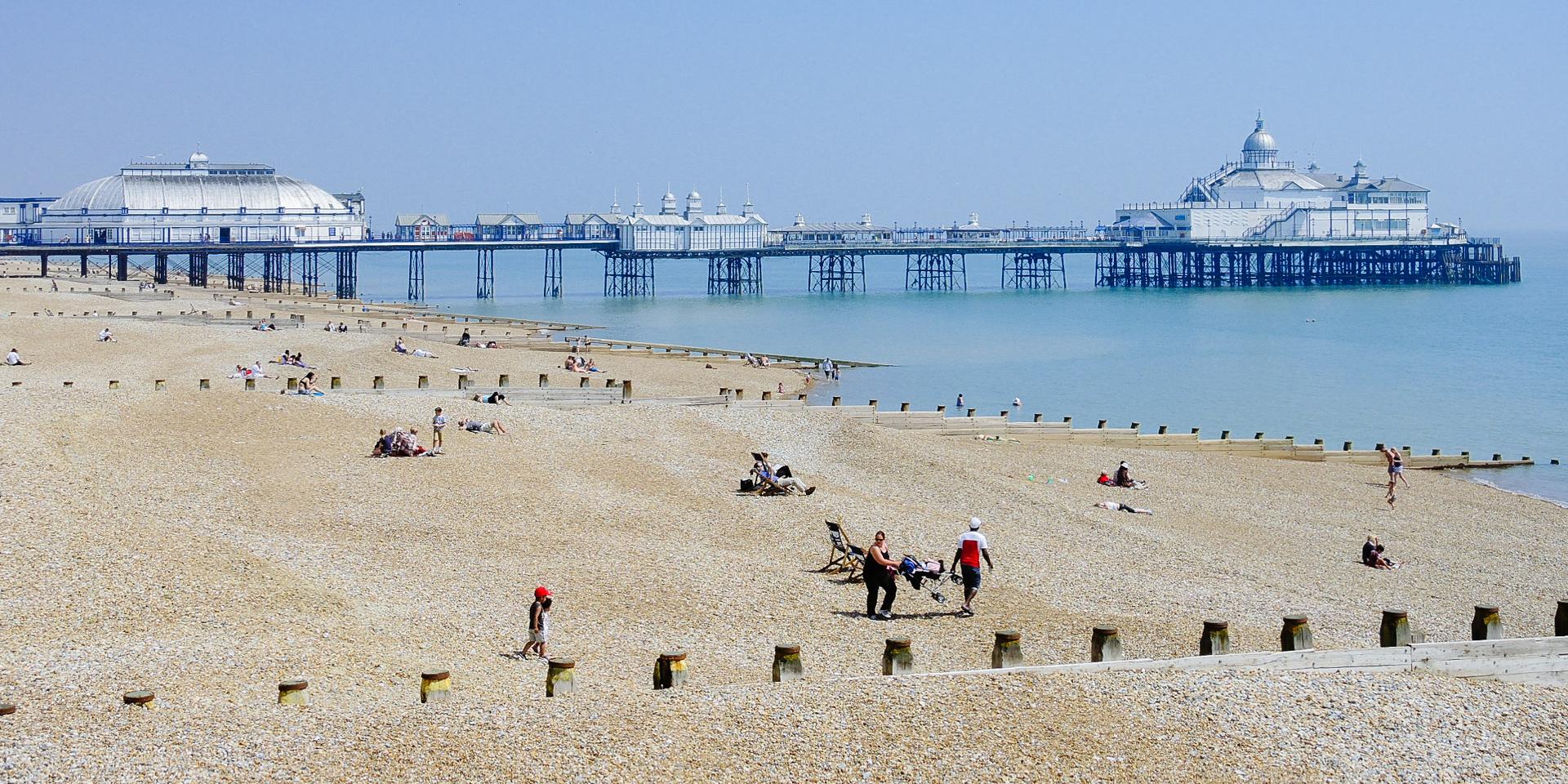 Strand und Seebrücke Eastbourne Südengland 2014