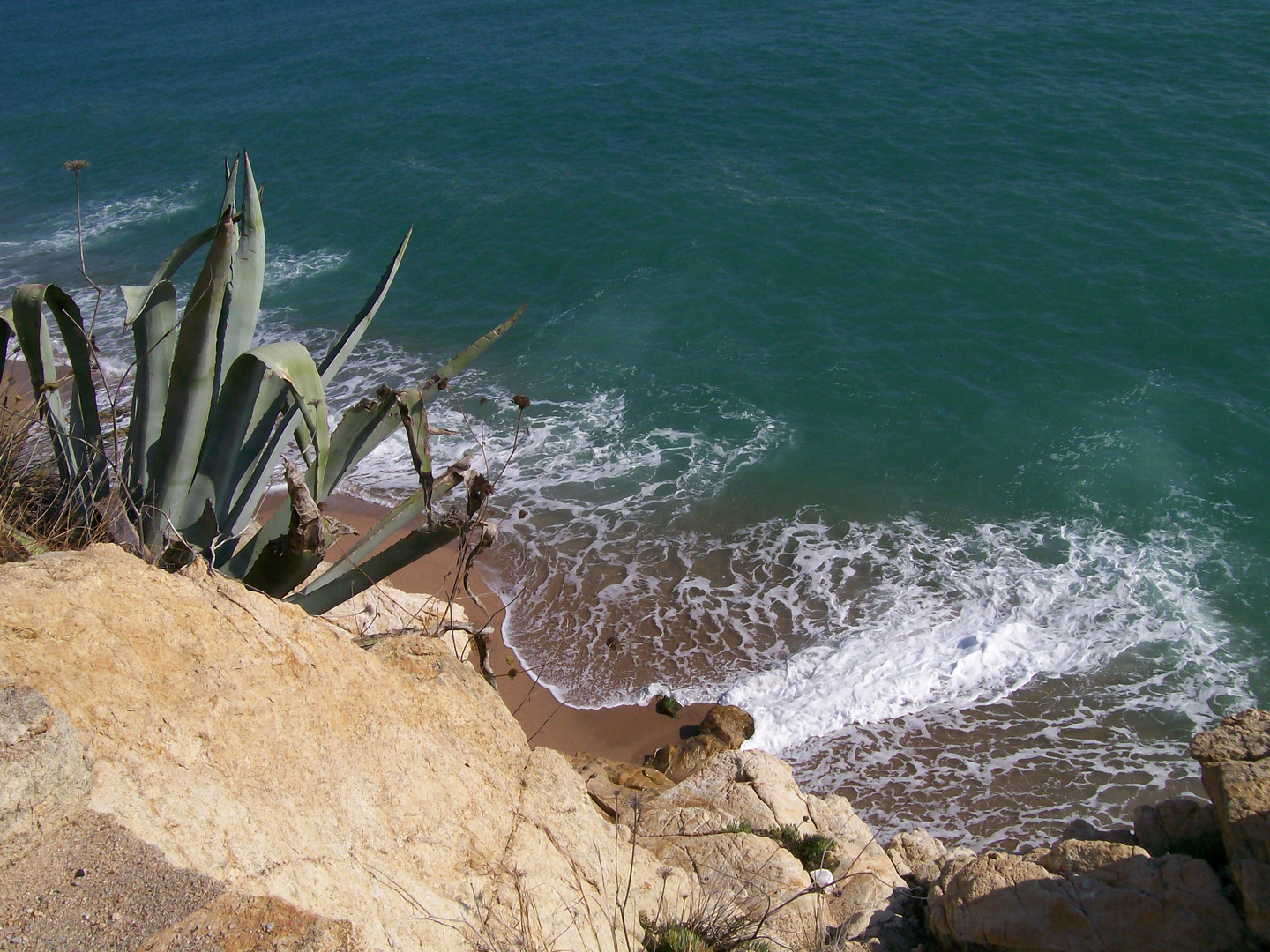 Strand unterhalb des Leuchtturms von Calella / Spanien