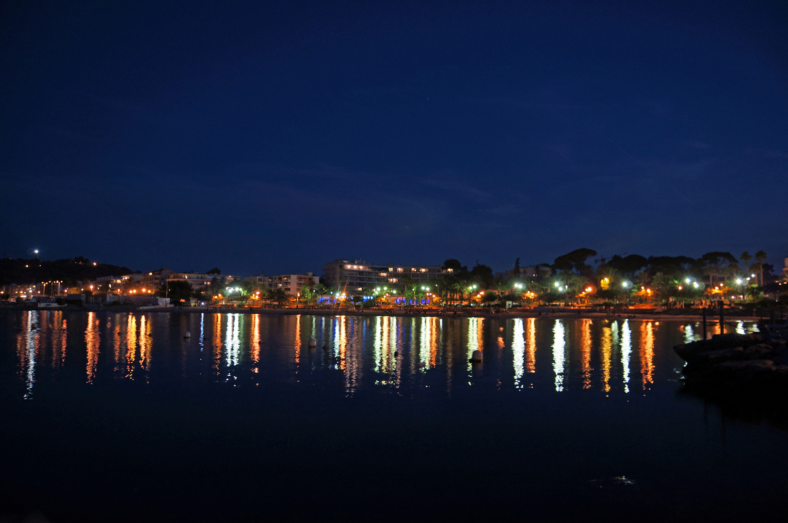 Strand von Antibes by night