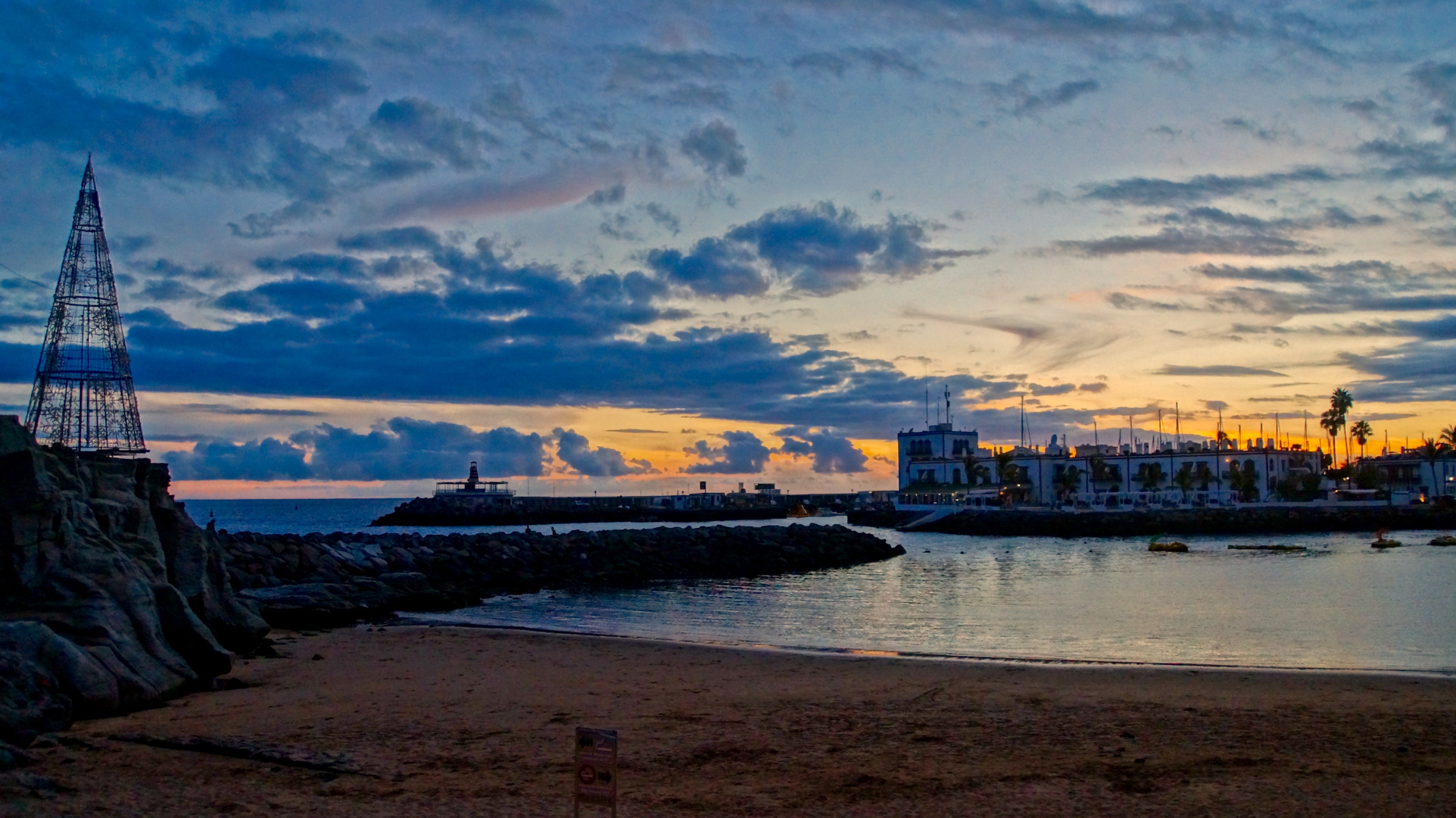 Strand von Puerto de Mogán nach Sonnenuntergang 