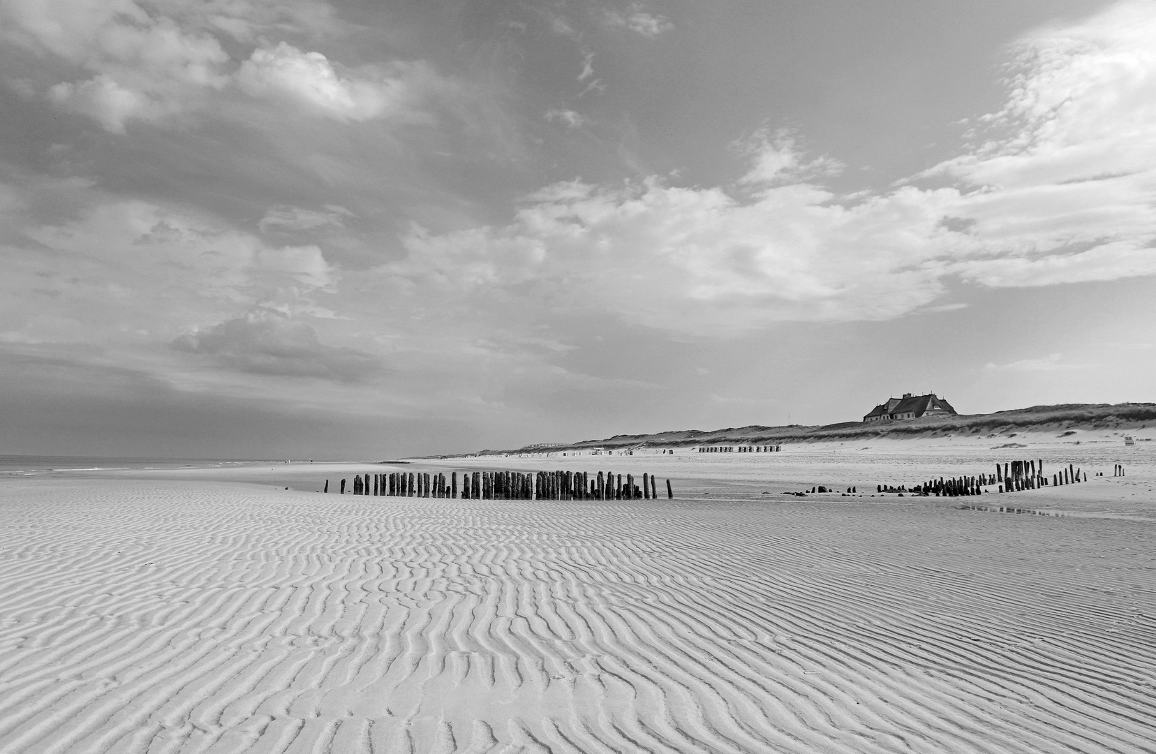 Strand von Rantum in schwarz-weiß