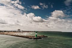 Strand von Warnemünde mit Leuchtturm