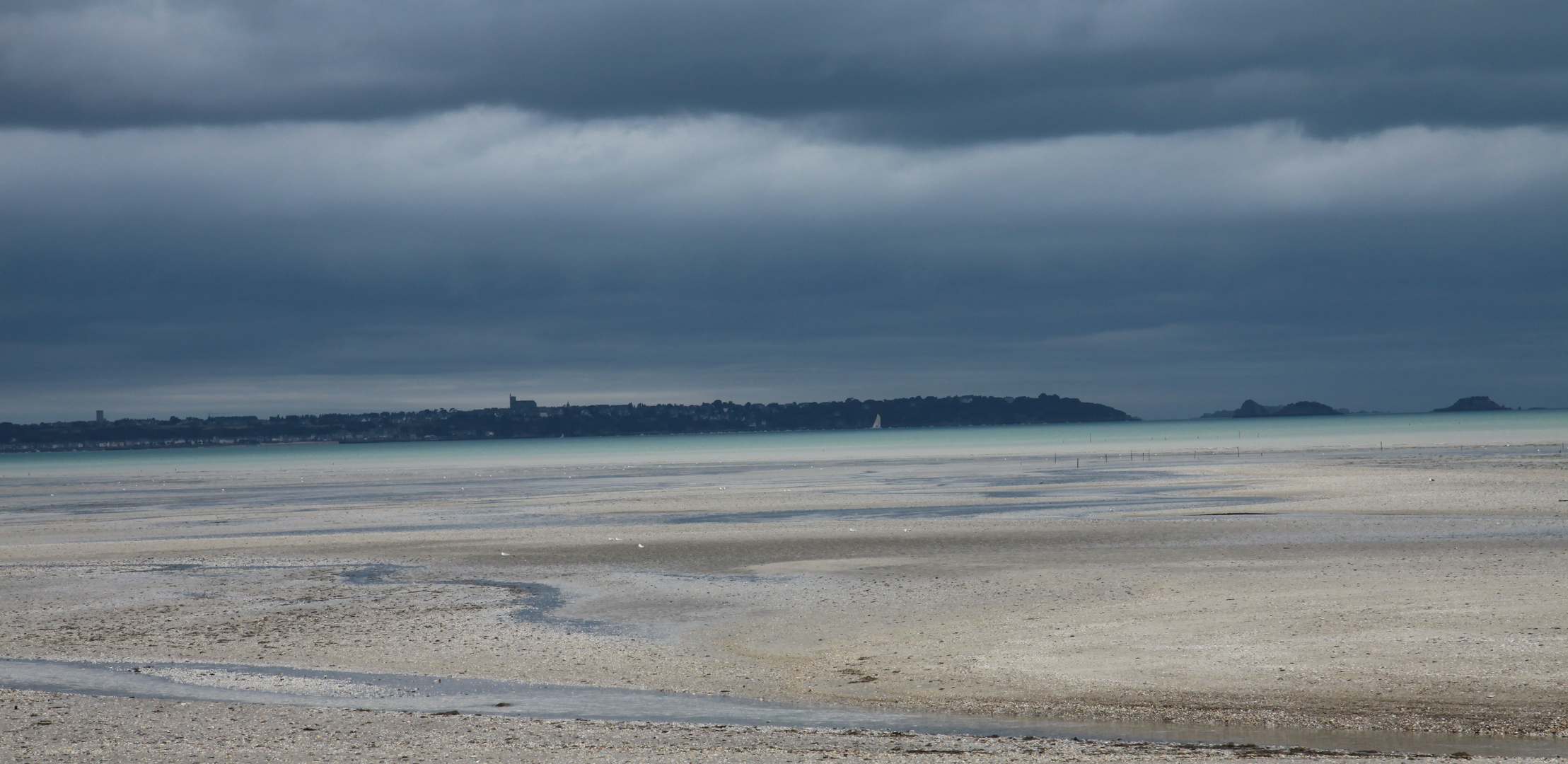 Strand zwischen Mont-Saint-Michel und Saint-Malo bei Gewitterstimmung