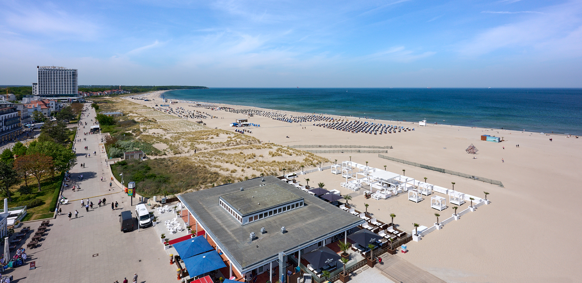 Strandbad Warnemünde, zu dem Betonklotz ( Hotel Neptun )  links am Bildrand hänge ich einen Link an.