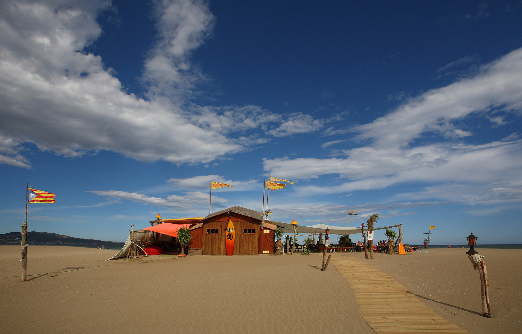 Strandbar in der Bucht von Roses