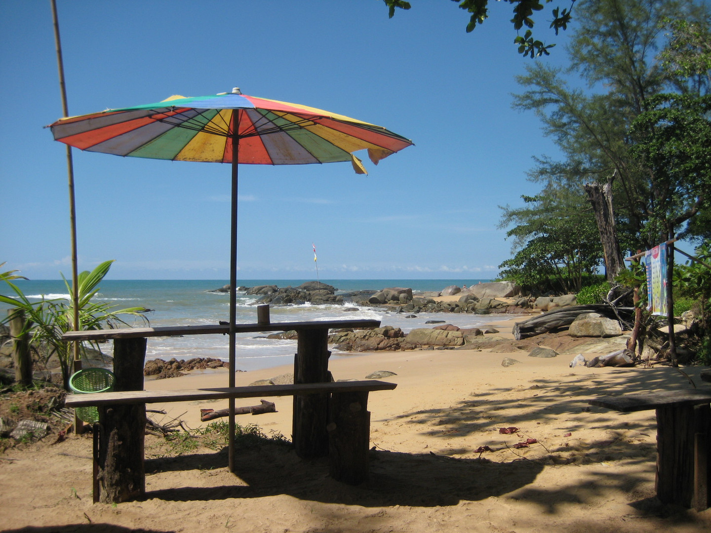 Strandbar mit Sonnenschirm