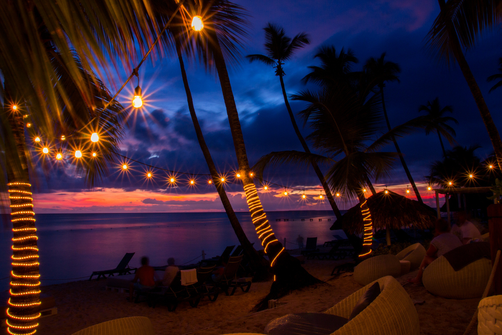Strandbar nach dem Sonnenuntergang