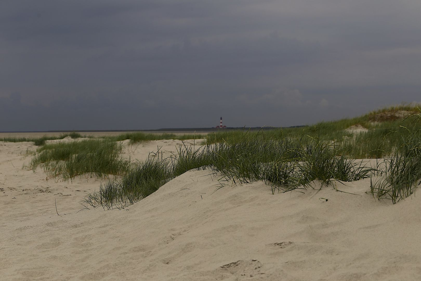 Strandblick auf einen Leuchtturm