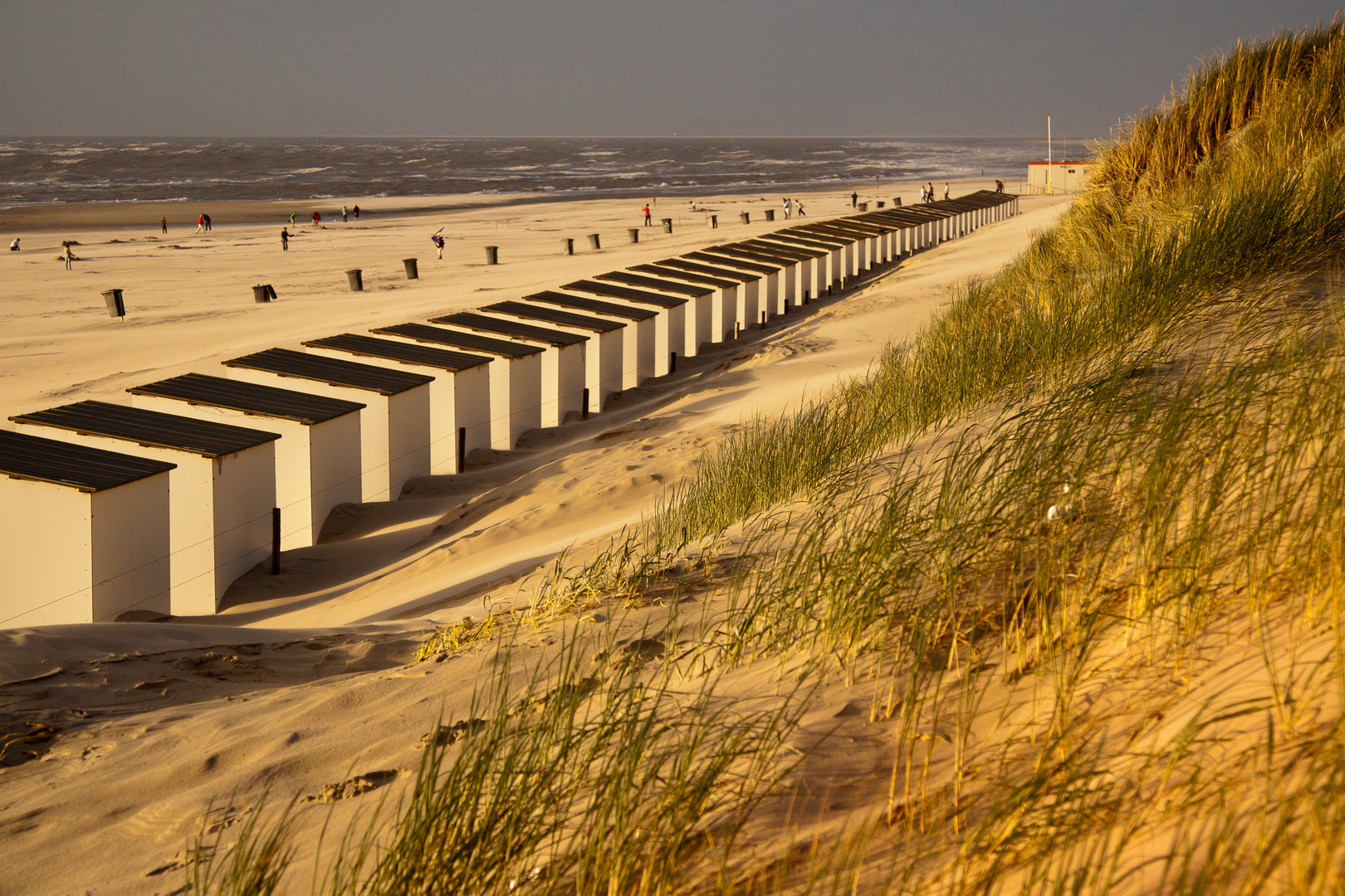 Strandbuden kurz vor Sonnenuntergang