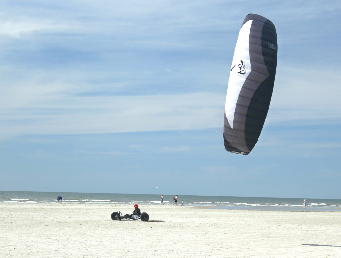 Strandbuggy mit Kitesegel.