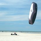 Strandbuggy mit Kitesegel.