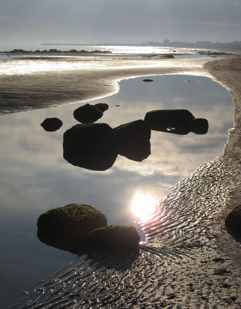 Strandby in gegenlicht