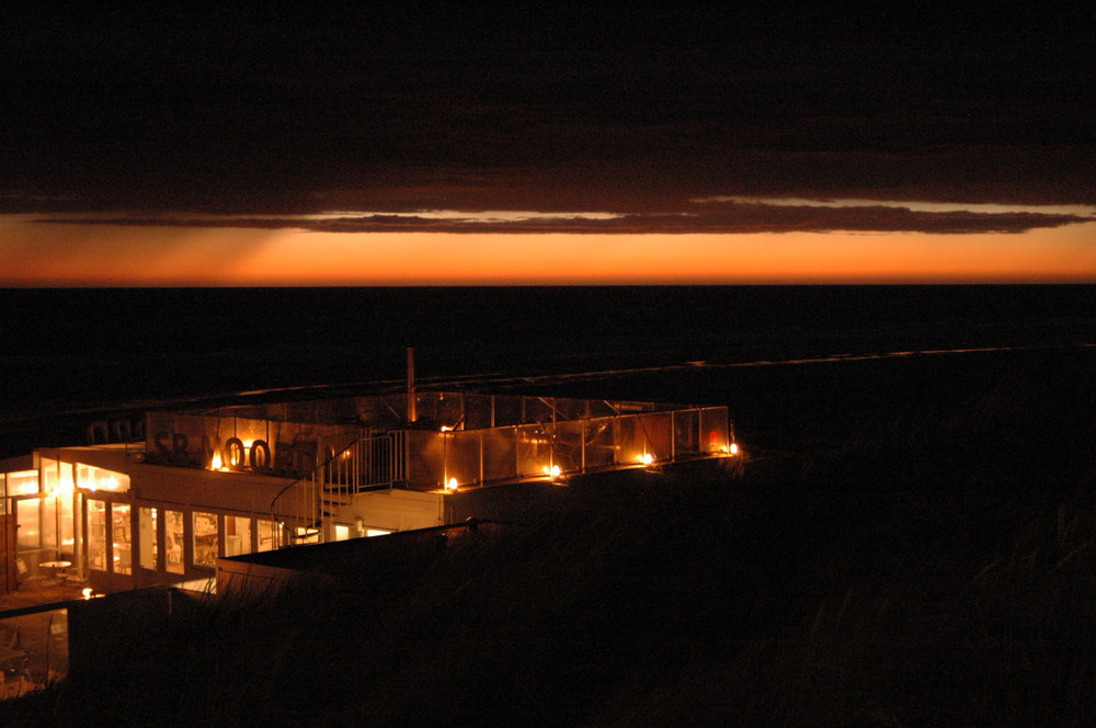 Strandcafe bei Nacht