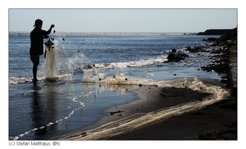 Strandfischer an der Mole von Probolinggo