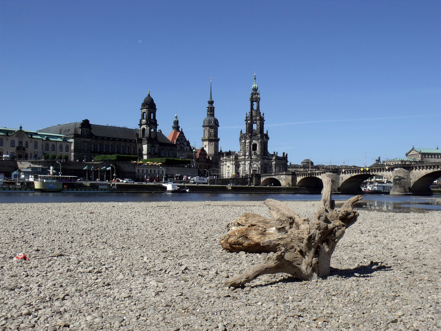 Strandgut vor historischer Kulisse