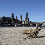 Strandgut vor historischer Kulisse