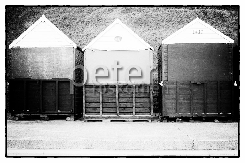 Strandhäuser an der Küste in England in s/w