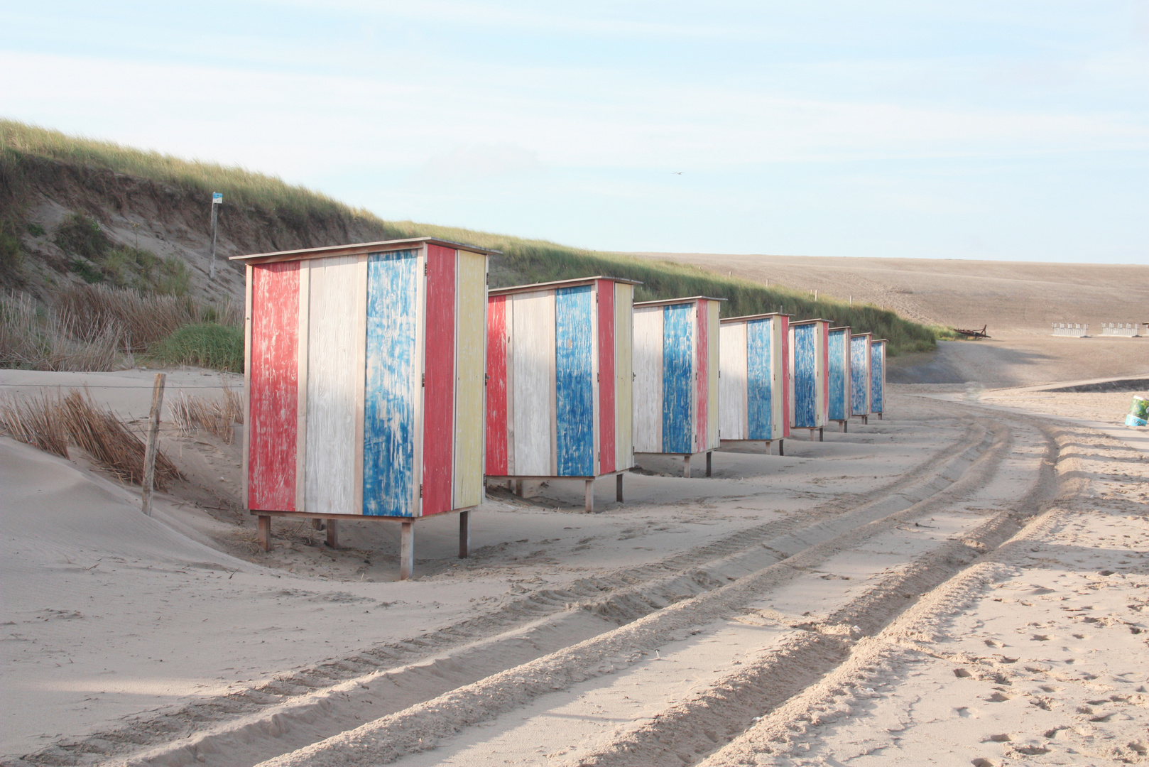 Strandhäuser in Holland warten auf den Tag und die Sonne