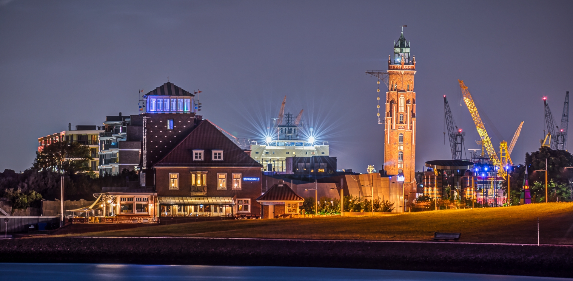 Strandhalle und Simon-Loschen-Turm