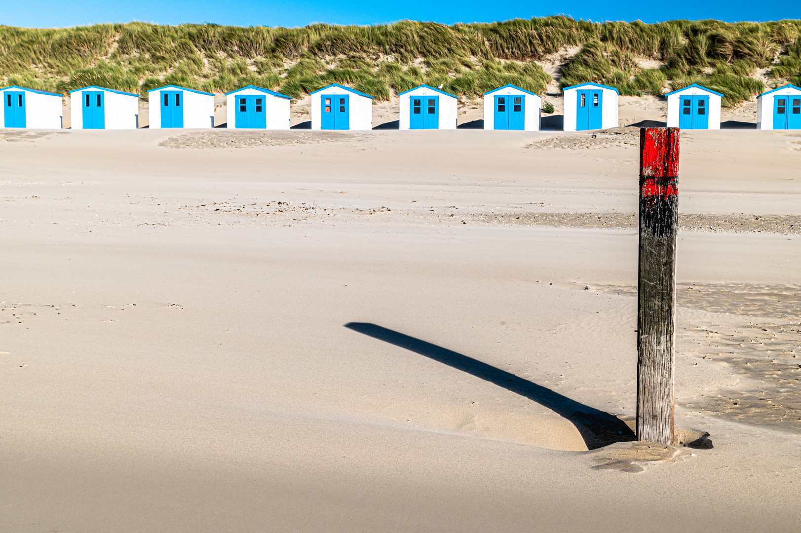 Strandhütten und Pfahl