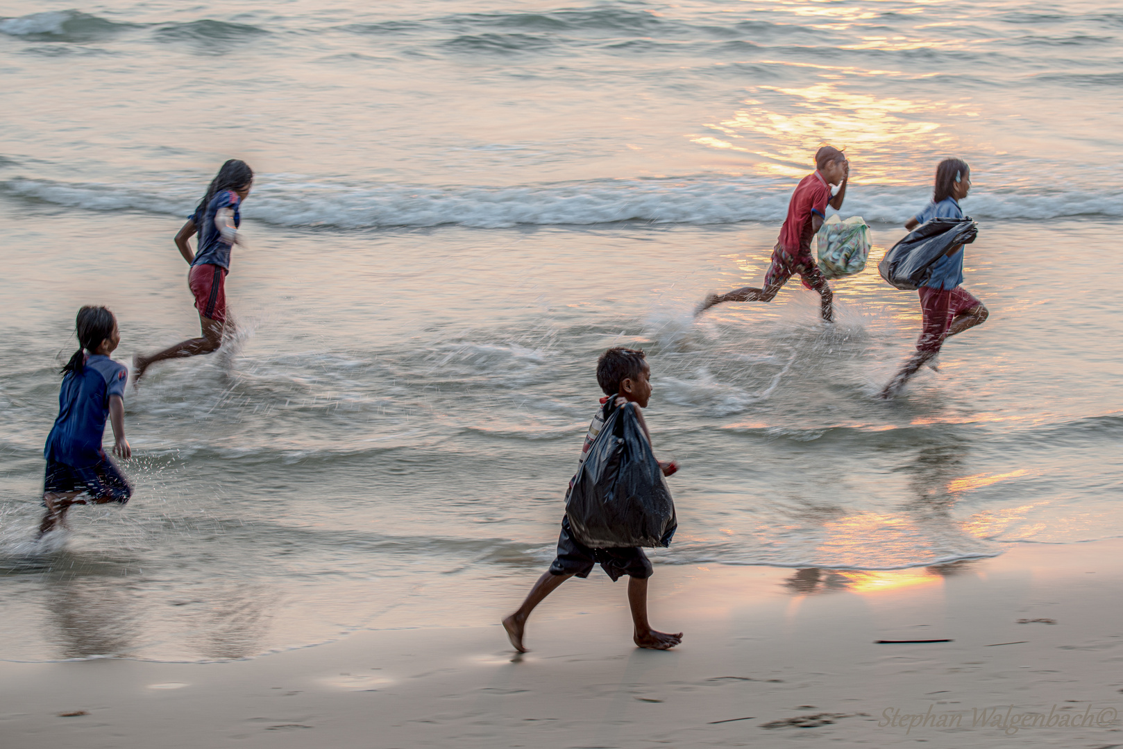 Strandkinder in Sihanoukville Kambodscha
