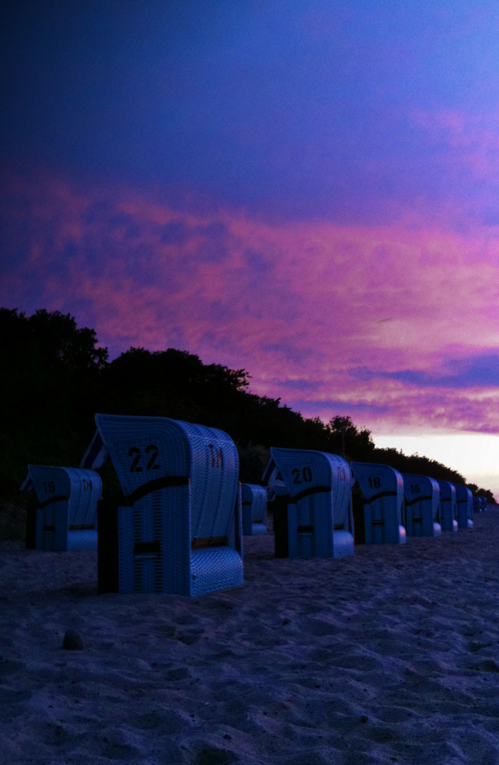 Strandkörbe am Abend