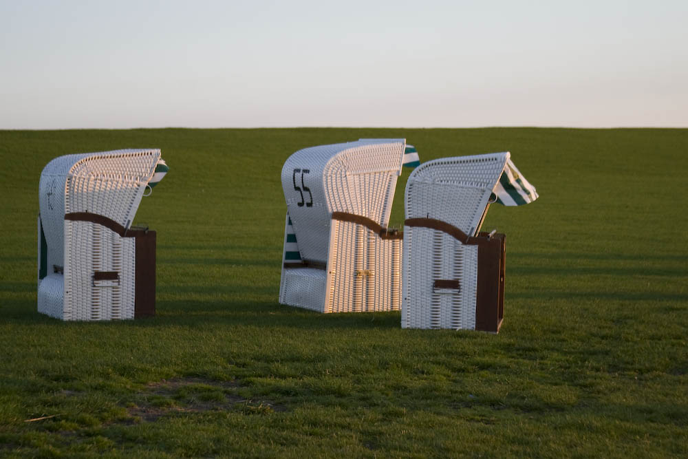 Strandkörbe am Abend