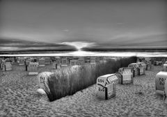 Strandkörbe am Abend