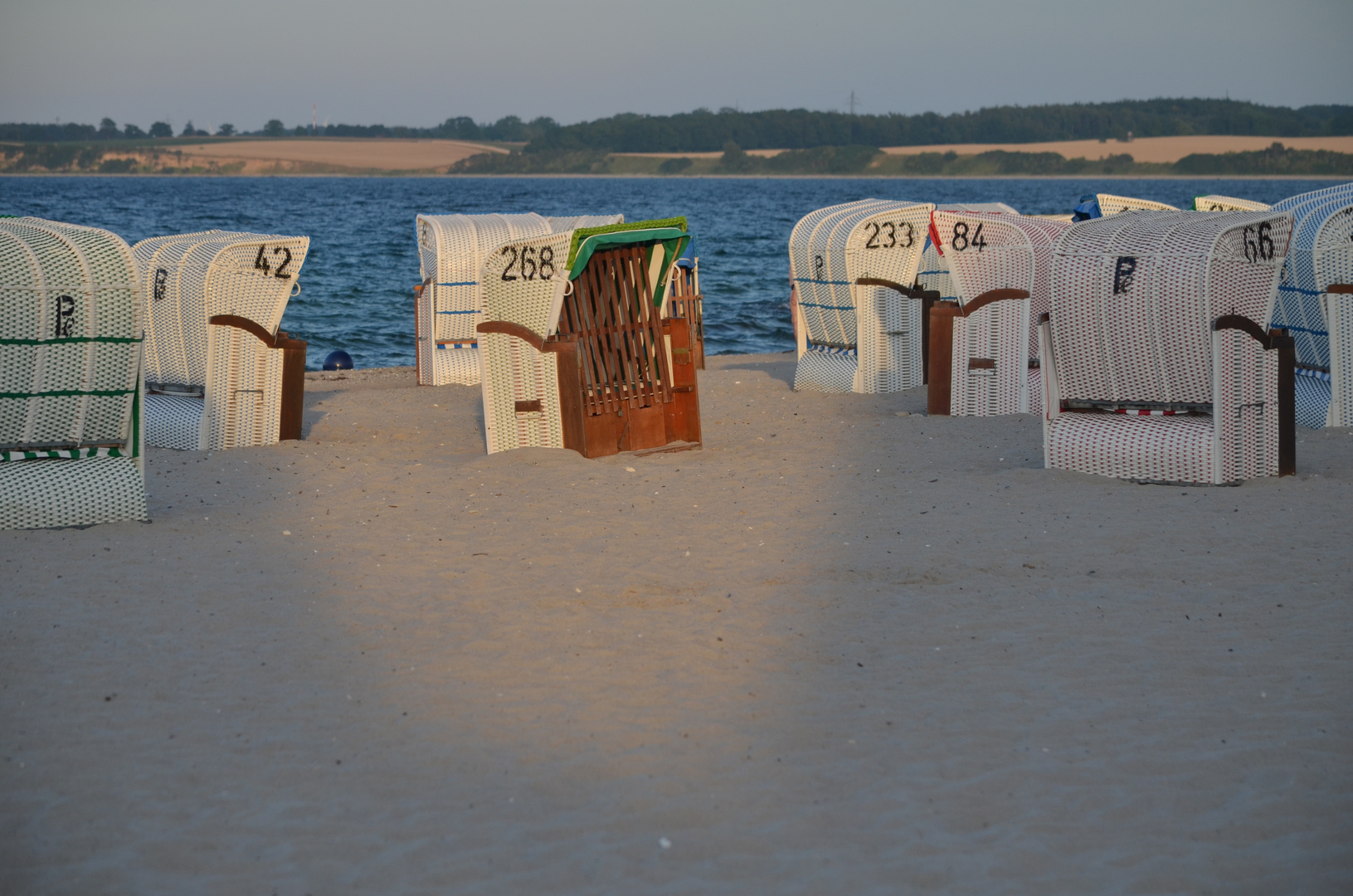 Strandkörbe am Abend