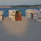 Strandkörbe am Abend