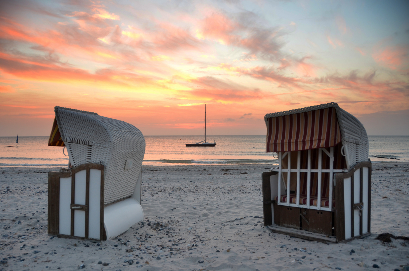 Strandkörbe am Meer