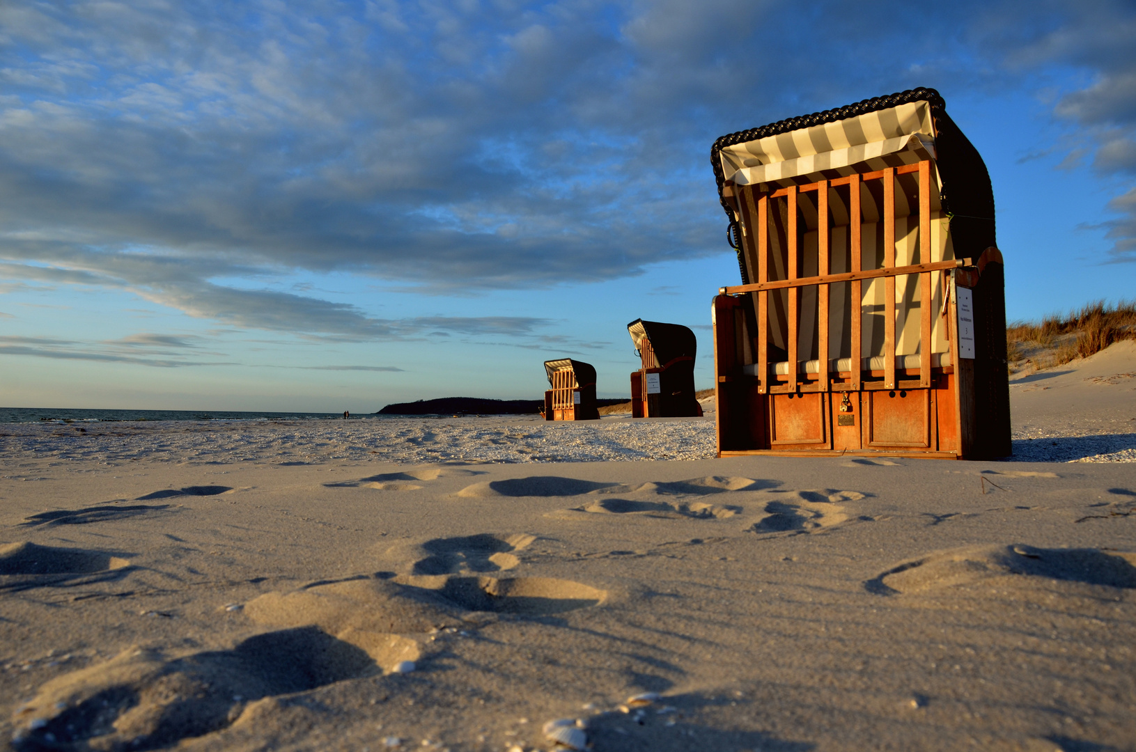 Strandkörbe am Meer der Insel