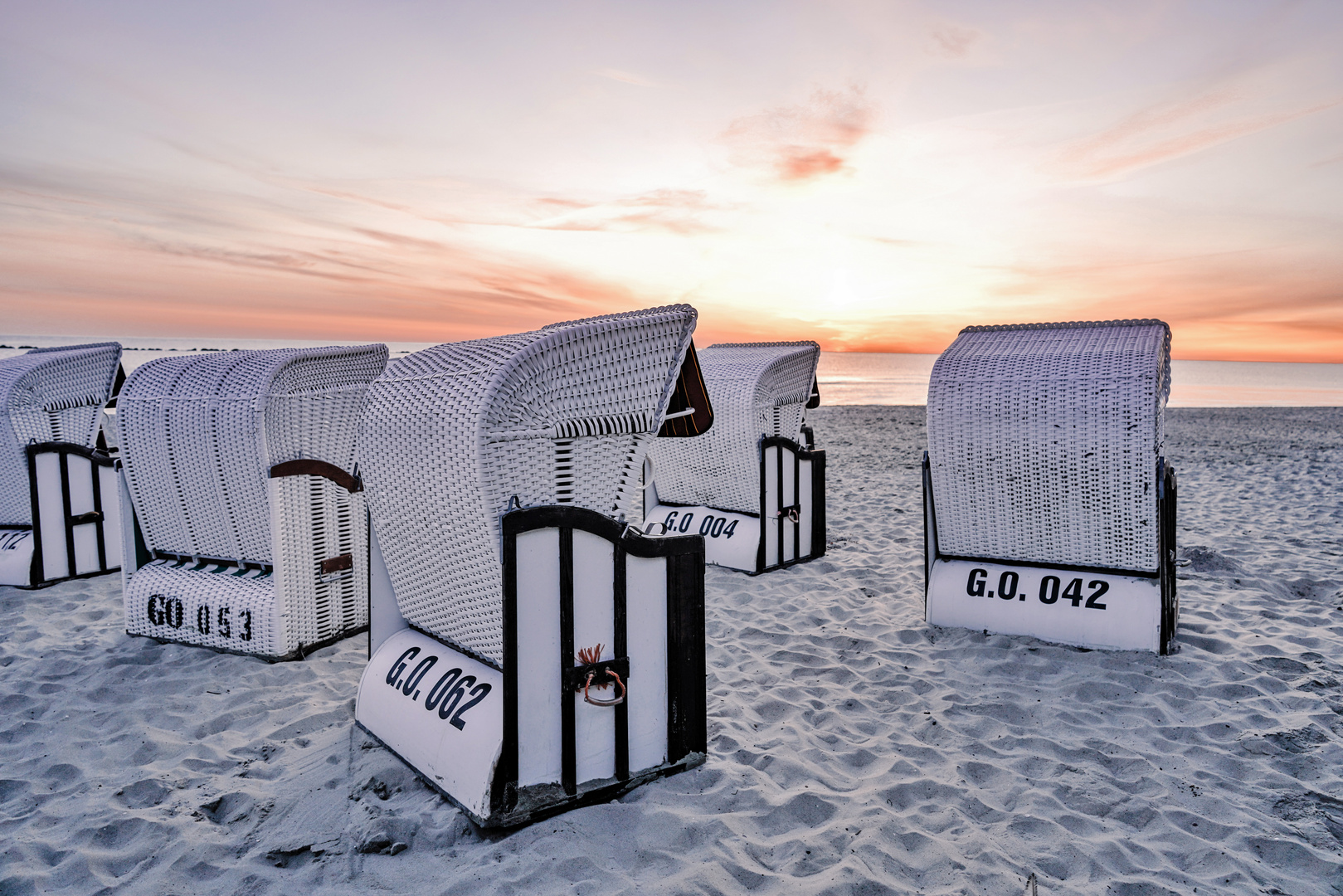 Strandkörbe am Morgen