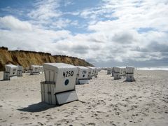 Strandkörbe am roten Kliff bei Kampen