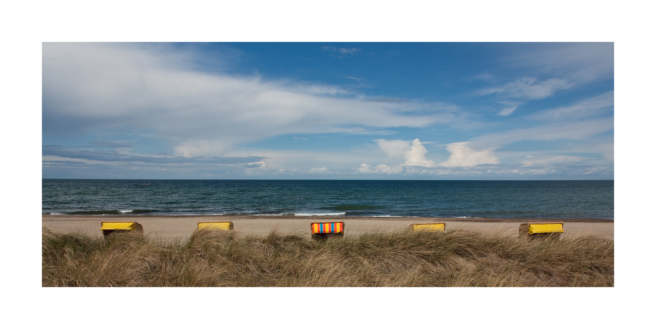 Strandkörbe an der schönen Ostseeküste