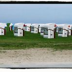 Strandkörbe auf der grünen Wiese