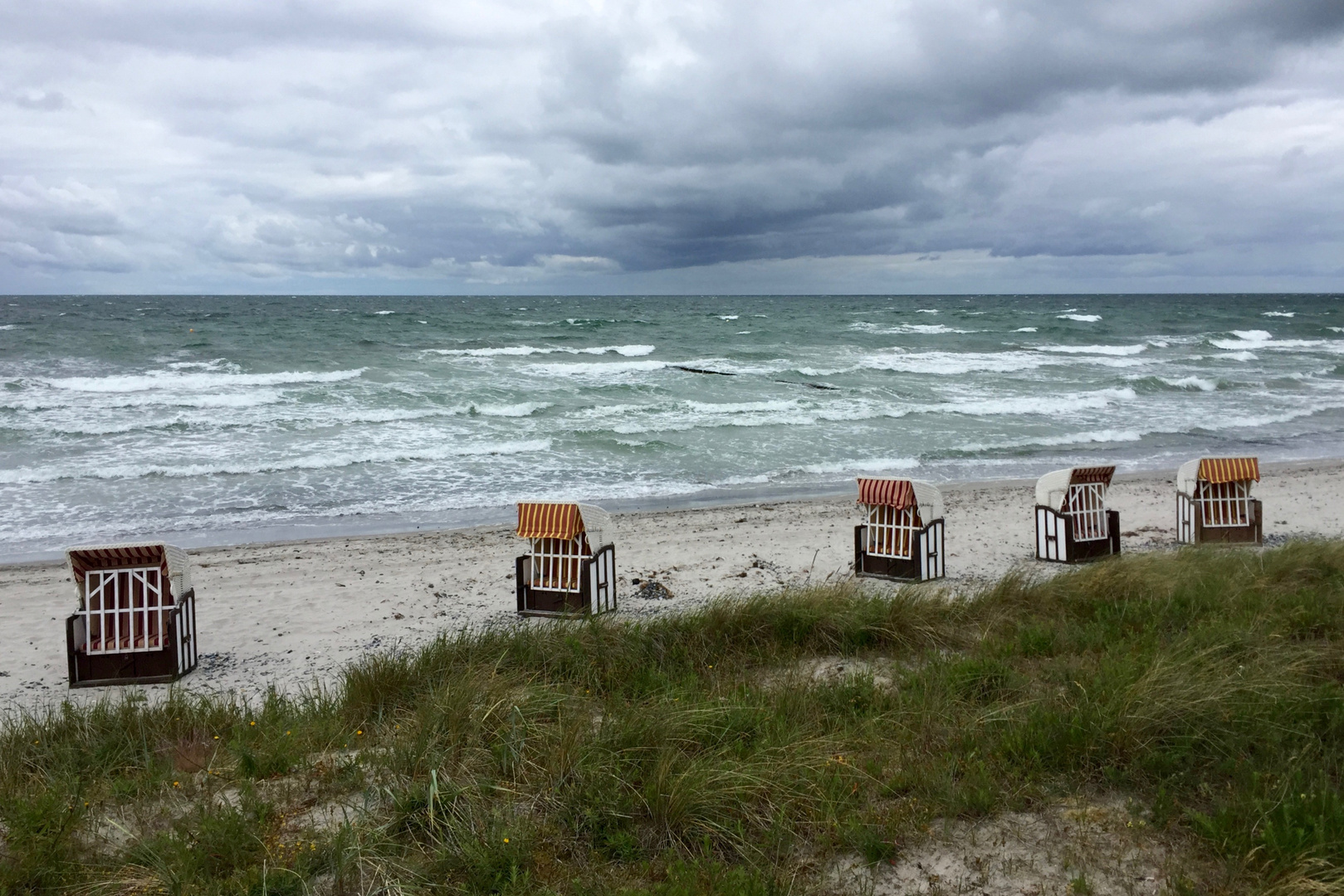 Strandkörbe auf Hiddensee warten auf die Sonne 