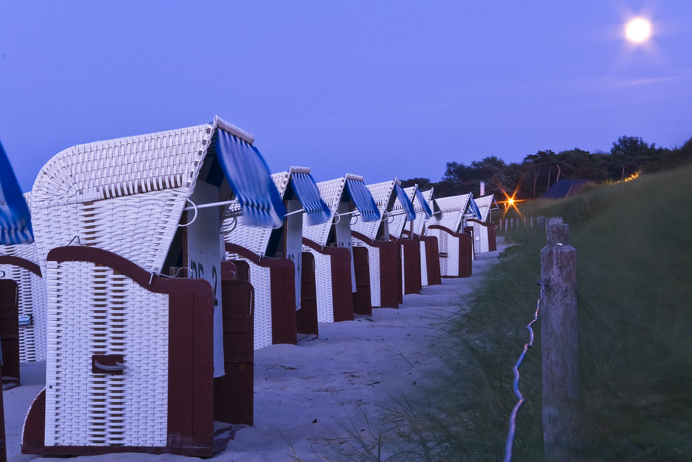 Strandkörbe bei Vollmond