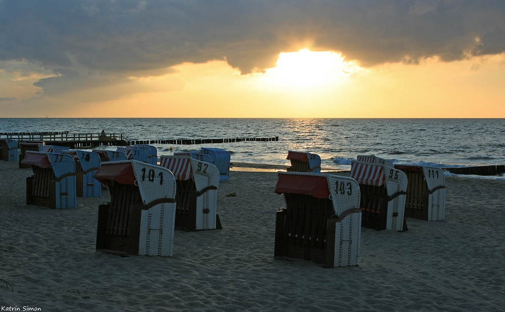 Strandkörbe im Abendlicht