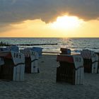 Strandkörbe im Abendlicht