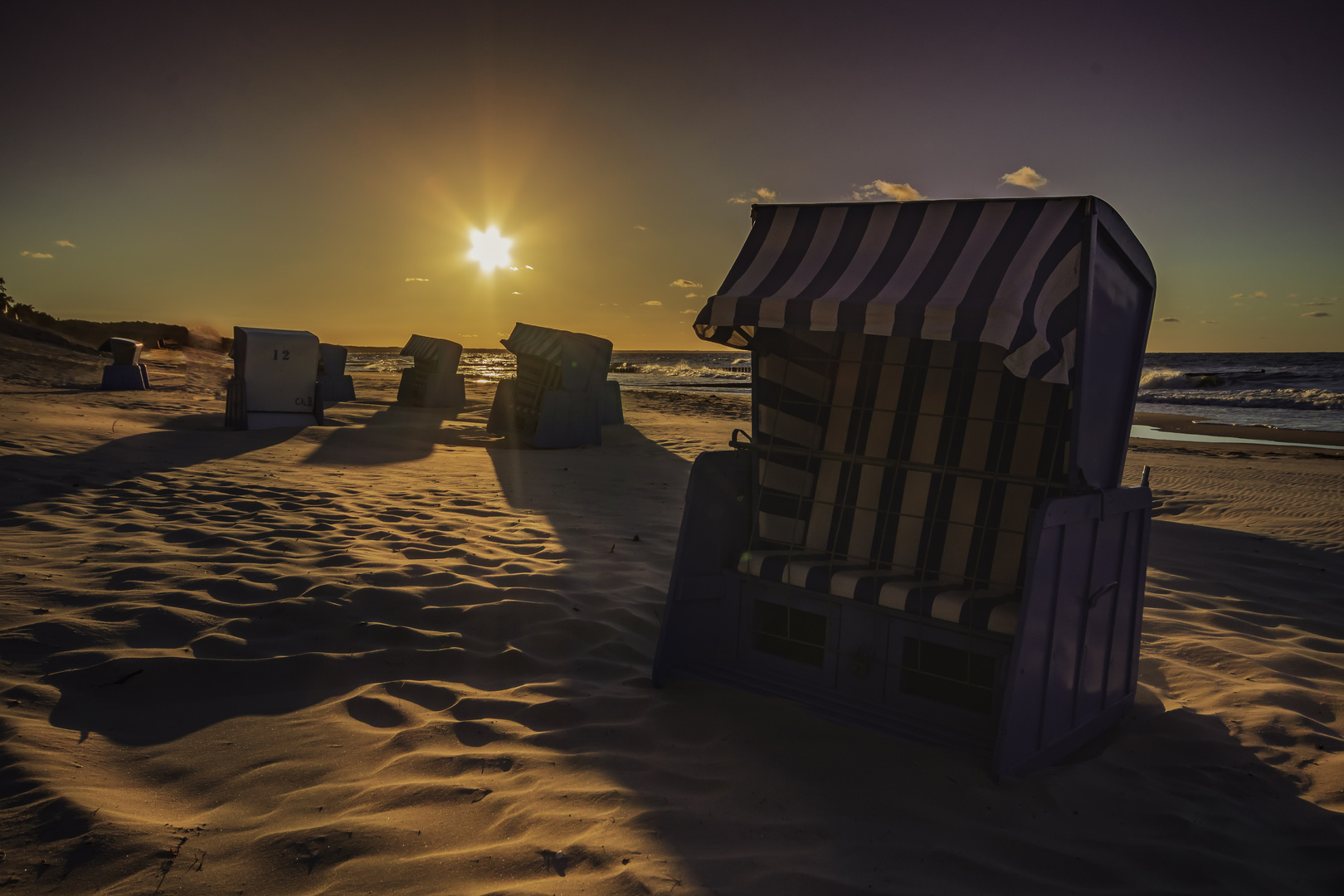 Strandkörbe im Abendlicht 