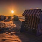 Strandkörbe im Abendlicht 