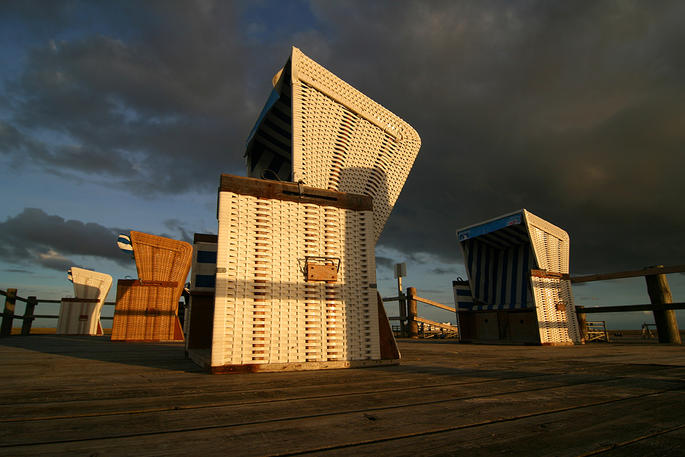 Strandkörbe im Abendlicht