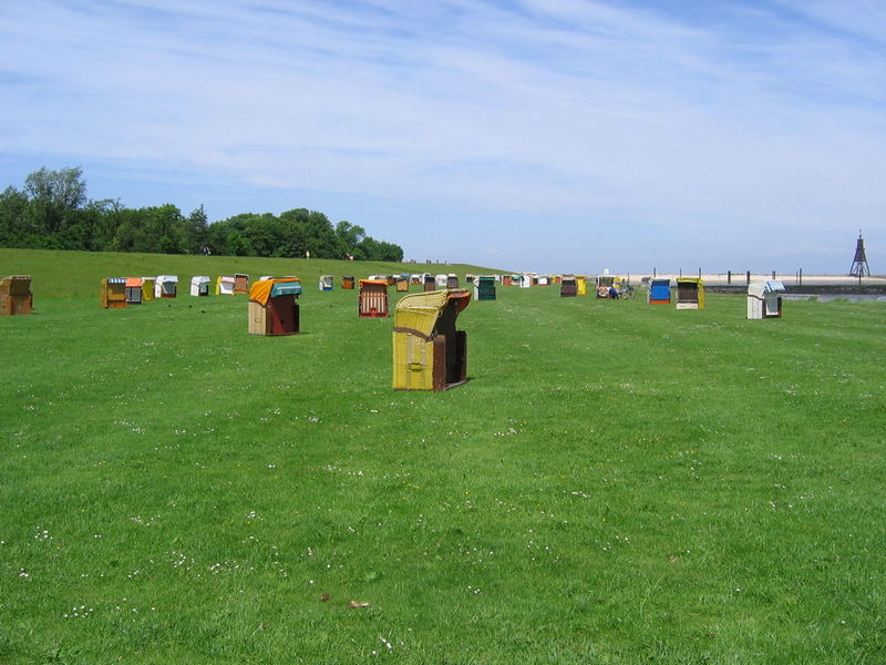 Strandkörbe im Gras